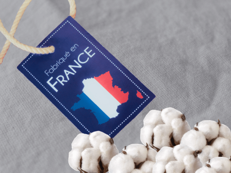 Étiquette Made in France sur un tissu teint avec boules de coton naturelles