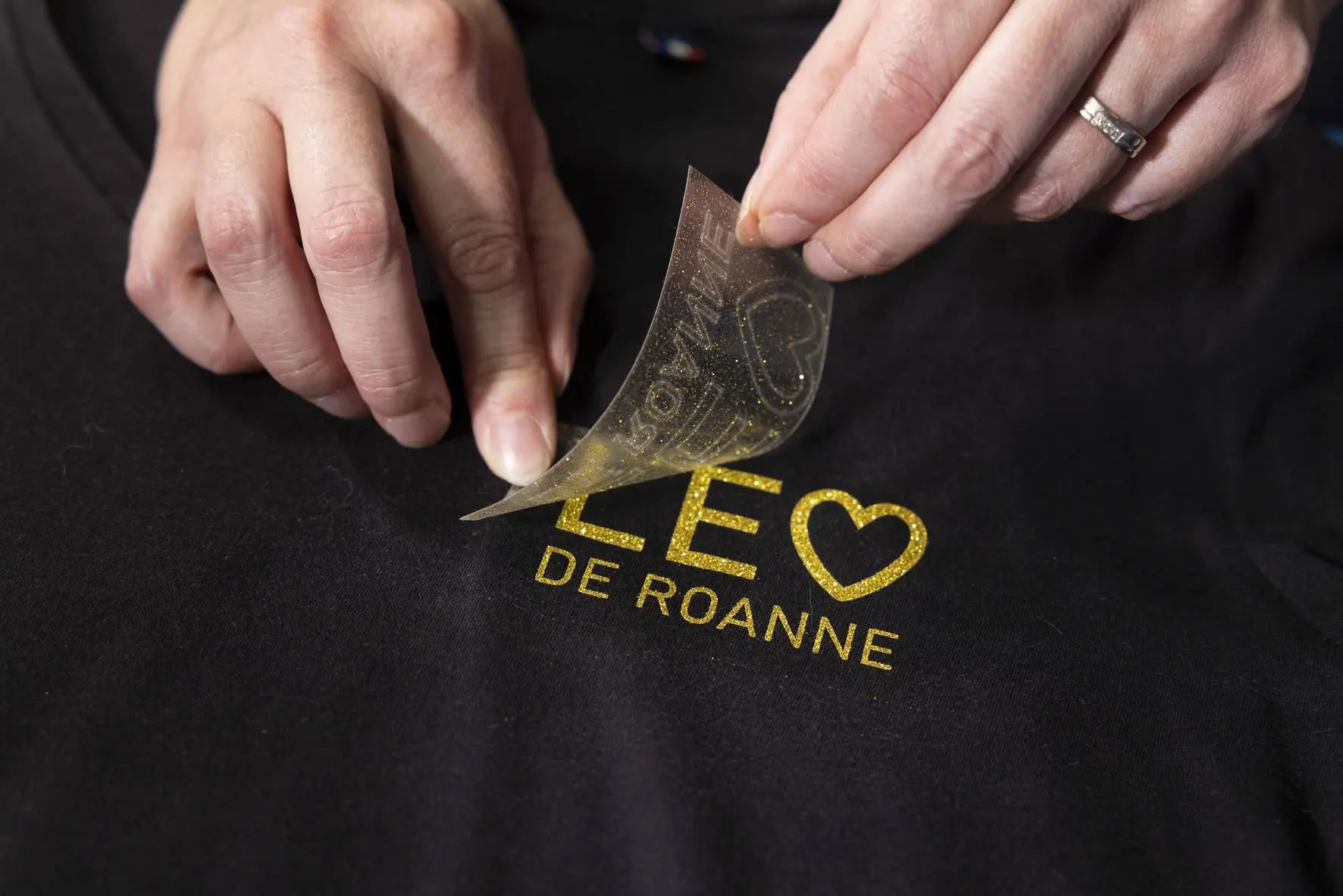 exemple 4 détail personnalisation au transfert (flock pailleté)