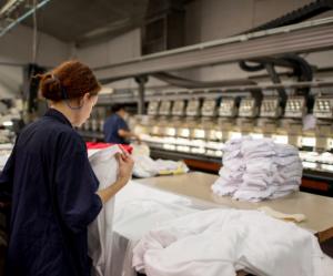 choisir un fournisseur textile aligné avec sa stratégie environnementale pour son vetement de travail personnalisé