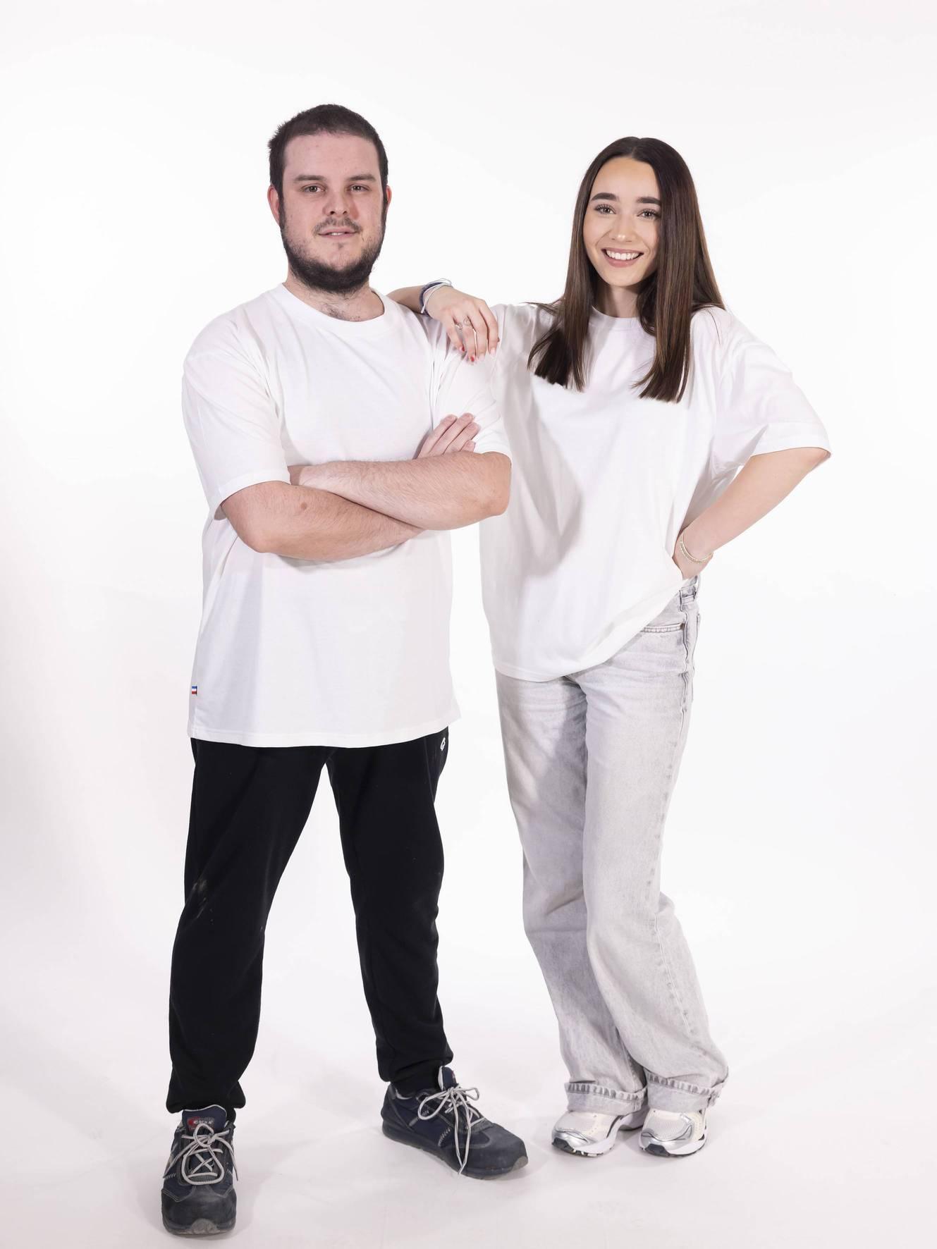 tee-shirt-jess-oversize-mixte-2personnes Tee-shirts oversize personnalisable Léo de Roanne portés par 2 personnes